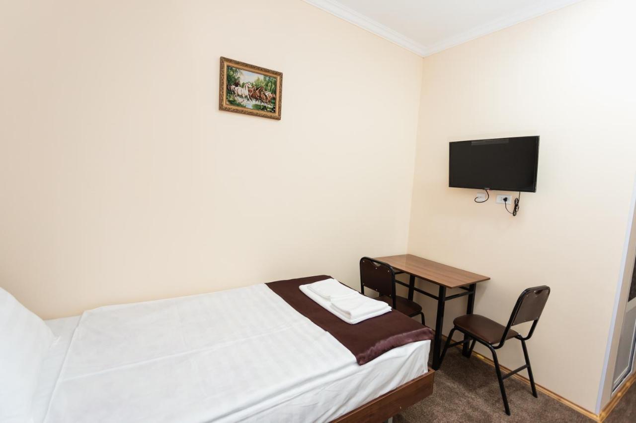 Orom Hotel Fergana Exterior foto
